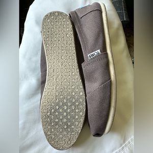 Toms classic canvas shoes in color Ash, size 7